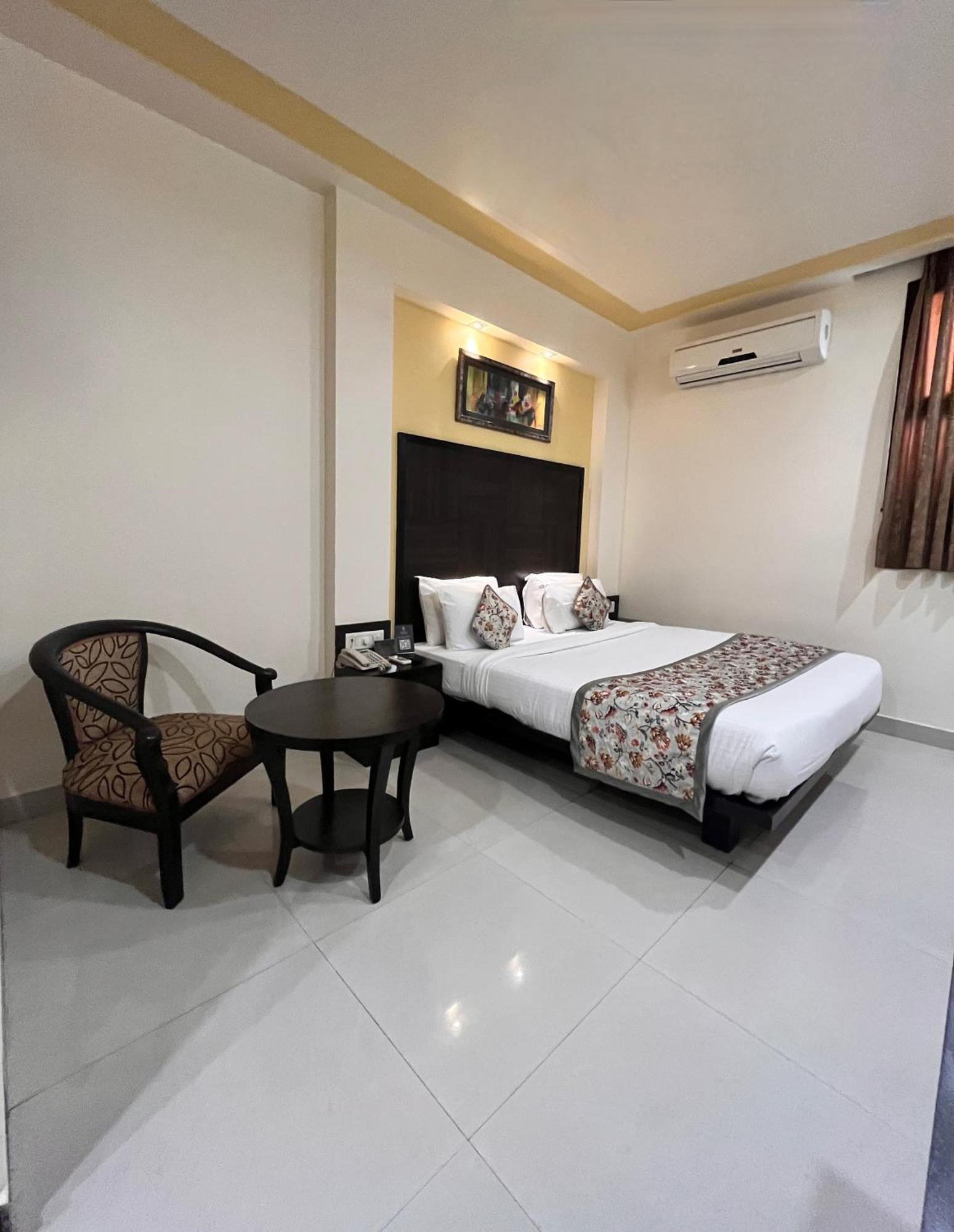 Ratnawali - A Vegetarian Heritage Hotel ชัยปุระ ภายนอก รูปภาพ