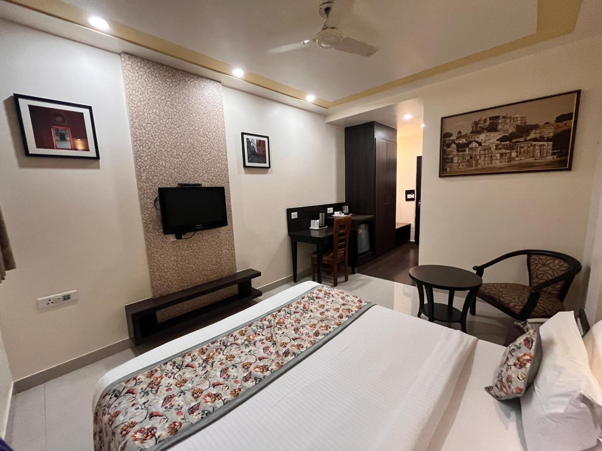 Ratnawali - A Vegetarian Heritage Hotel ชัยปุระ ภายนอก รูปภาพ