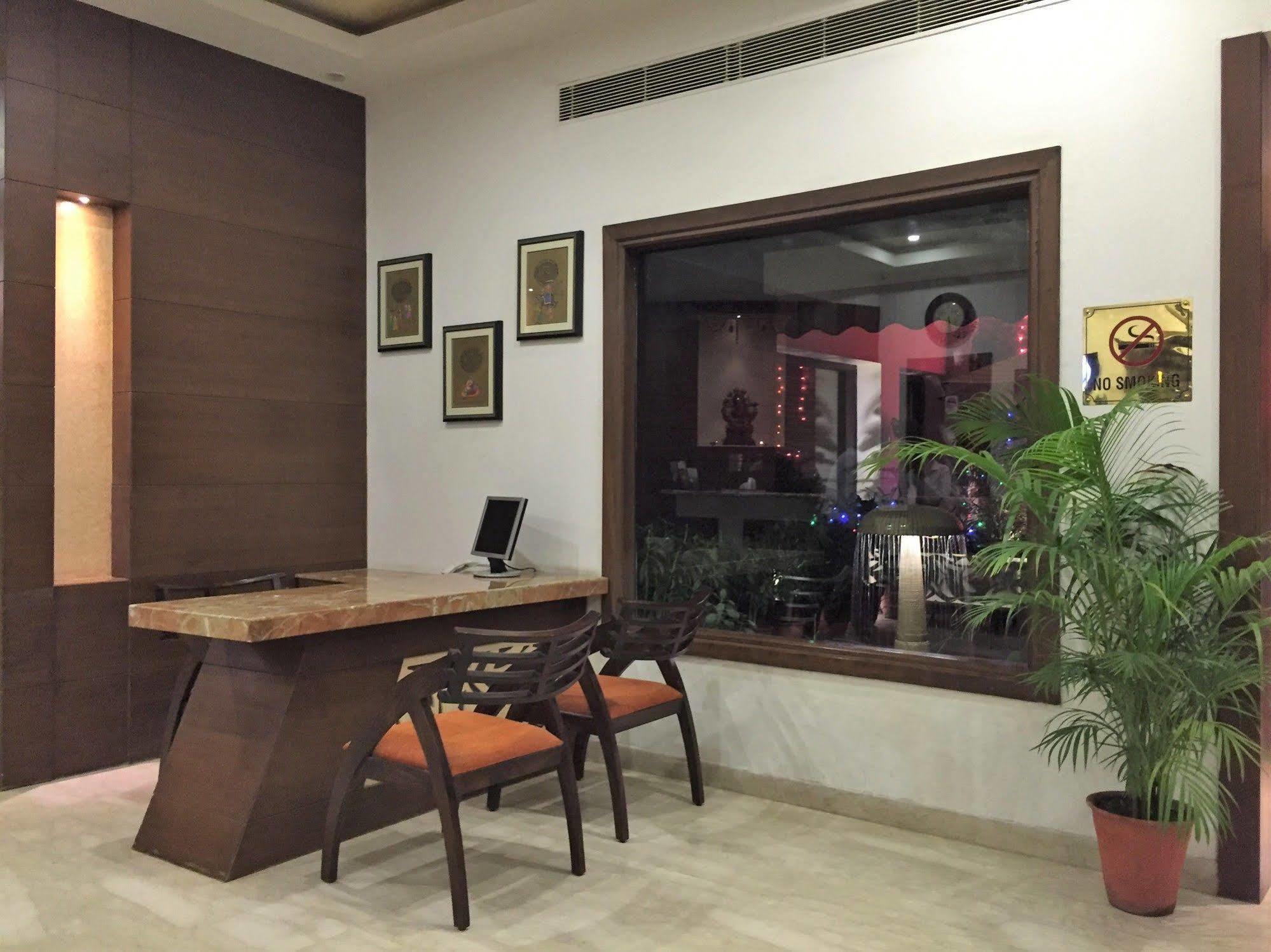 Ratnawali - A Vegetarian Heritage Hotel ชัยปุระ ภายนอก รูปภาพ