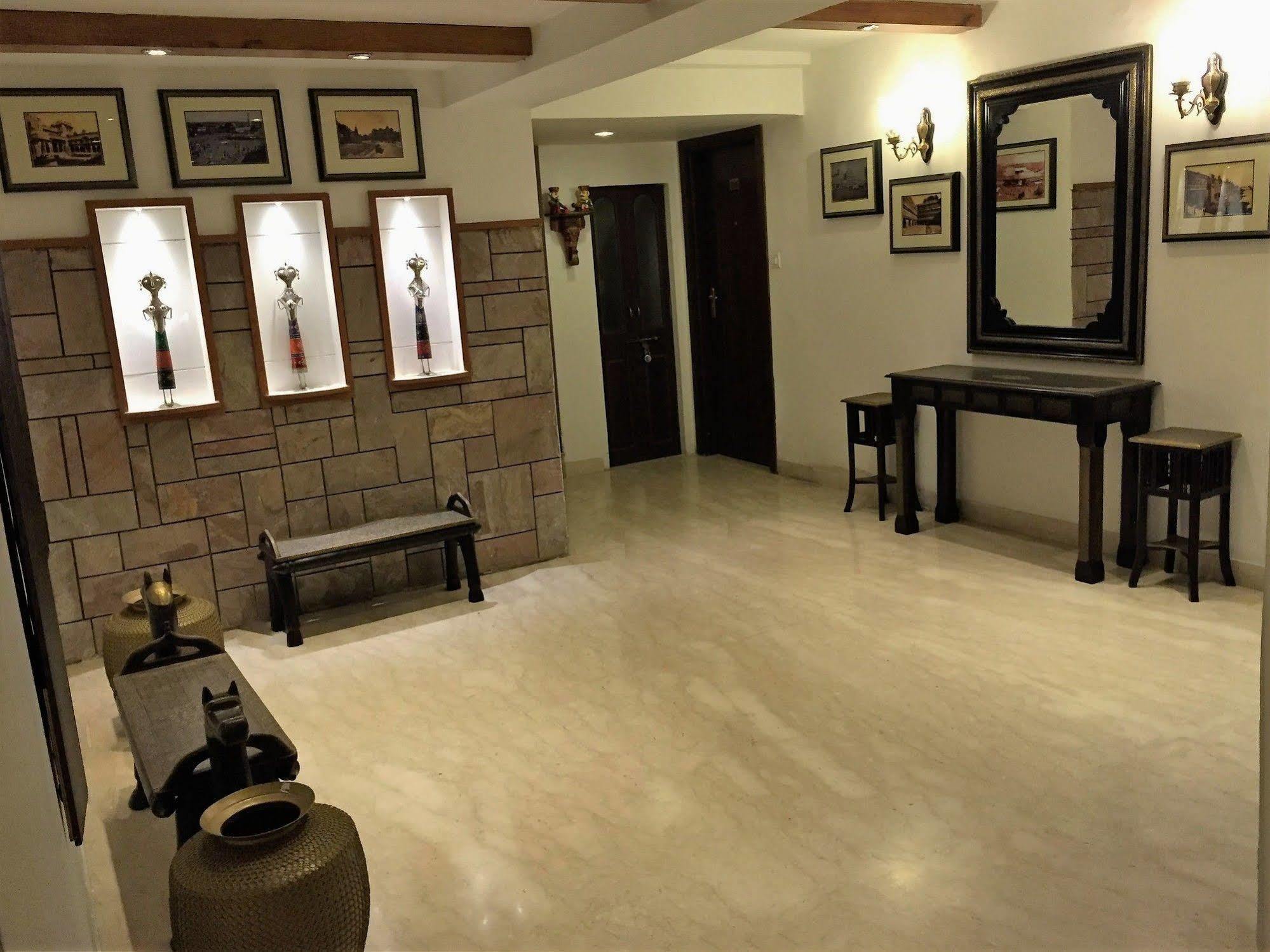 Ratnawali - A Vegetarian Heritage Hotel ชัยปุระ ภายนอก รูปภาพ